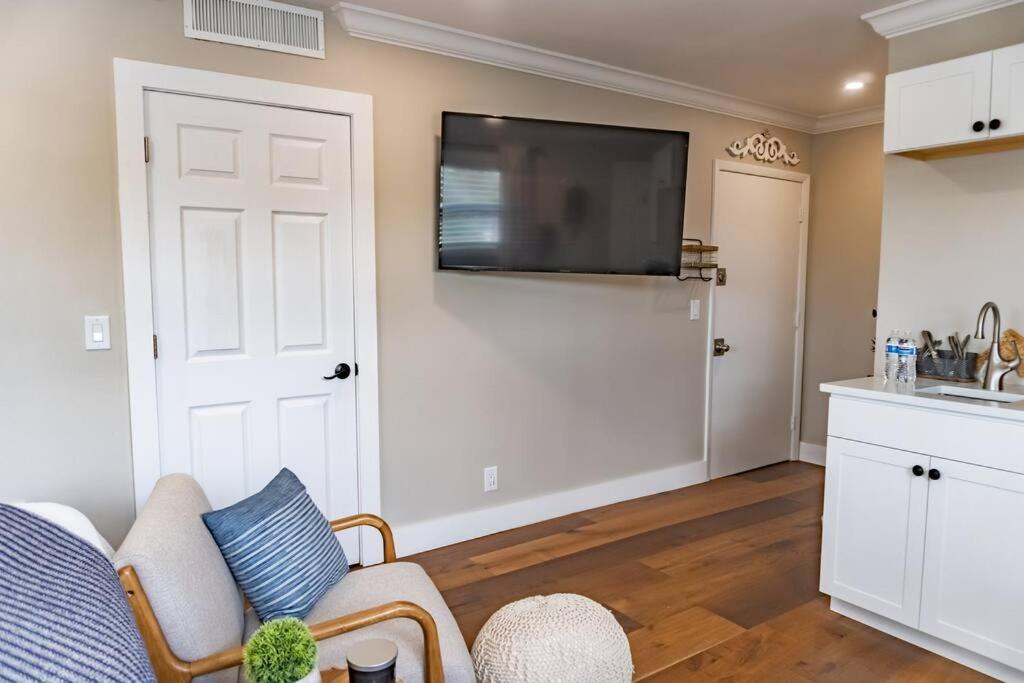 Renovated Downtown Apartment - B ウェストパームビーチ エクステリア 写真